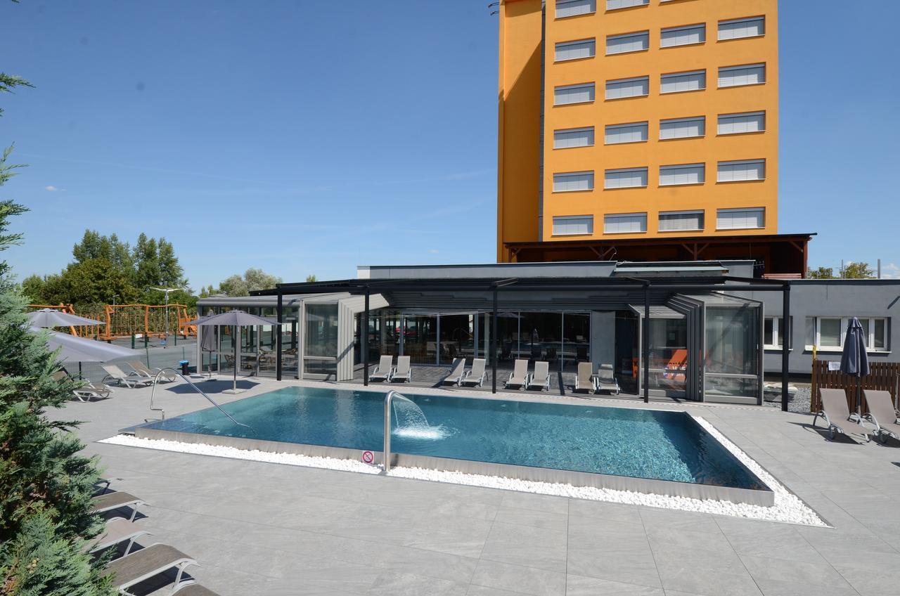 Hotel Aura Design&Garden Pool Praag Buitenkant foto